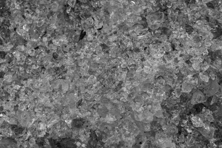 锋利石头大型闭合 黑色和白色纹理图案背景中的压碎玻璃晶体堆积背景