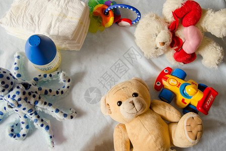 初乳婴儿用品 尿布 玩具 瓶子背景