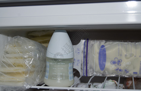 储藏瓶储存在冰箱和婴儿瓶中的储藏袋中大量冷冻母乳 并配有新鲜的鲜乳制品母性母亲营养饮料库存护理新生牛奶塑料贮存背景