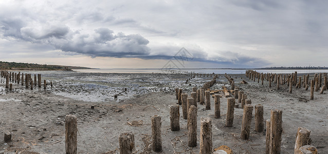死海泥乌克兰敖德萨附近盐湖上空的云层矿盐日落天气木杆全景海岸灾难旅游雷雨途径背景