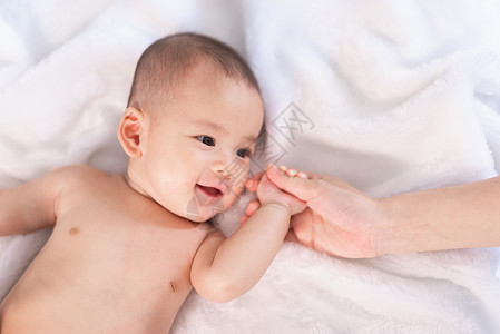 白床上的婴儿像肖像一样微笑后代童年妈妈孩子女儿新生女孩快乐白色快乐的高清图片素材