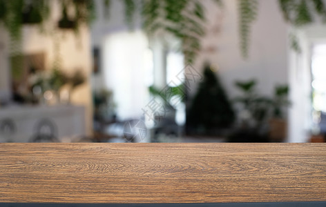 在抽象模糊bokeh背面的空暗黑木桌前g木板台面旅行背景咖啡店桌面木头派对房间展示背景图片