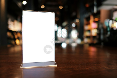 灯箱菜单菜单框站在酒吧咖啡厅的木桌边 空间卡片横幅标签命令展示食物木板教育商业嘲笑背景