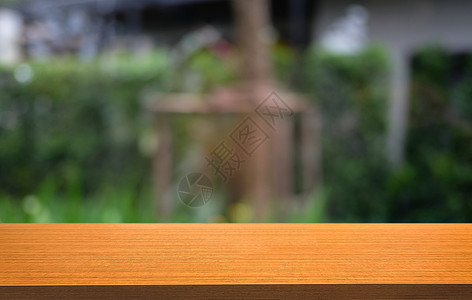 在抽象模糊bokeh背面的空暗黑木桌前g场景柜台市场街道餐厅店铺桌子剪辑城市木头背景图片