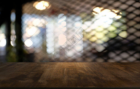 在抽象模糊bokeh背面的空暗黑木桌前g城市酒吧场景商业店铺市场背景食物街道木头背景图片