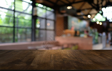 在抽象模糊bokeh背面的空暗黑木桌前g旅行食物城市柜台咖啡店市场商业背景餐厅街道背景图片