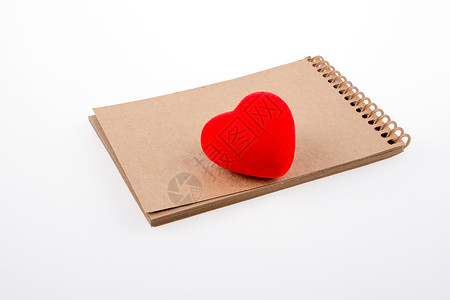 笔记本上的心脏白色螺旋记事本活页办公用品友谊背景图片