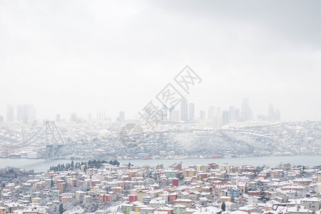 土耳其岛Bosphorus和Uskudar的冬季观察密集地火鸡尖塔背景图片