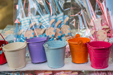几桶不同颜色的小水桶家庭材料金属园艺镀锌背景图片