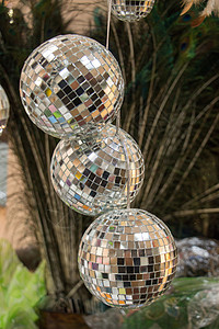 在迪斯科俱乐部跳舞的迪斯科舞团火花舞蹈娱乐镜子派对夜店音乐俱乐部反射夜生活背景图片
