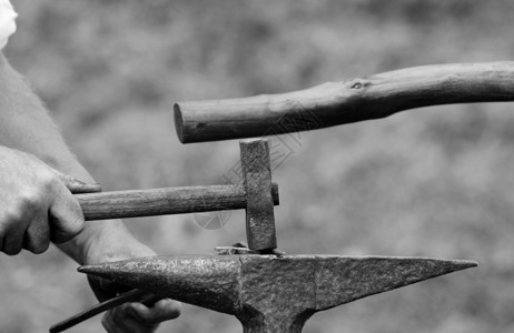 用生锈的锤子把人的手拉近金工博览会黑与白手工具工匠铁匠工作工具工艺背景图片