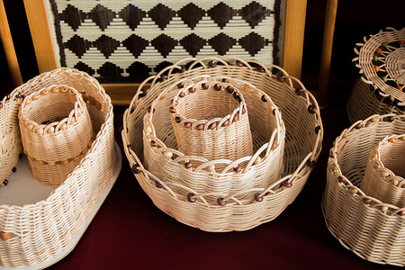 供出售的空篮子手工购物工艺传统稻草手工业柳条野餐礼物背景图片