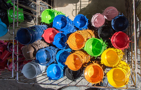 几桶不同颜色的小水桶家庭金属园艺材料镀锌背景图片