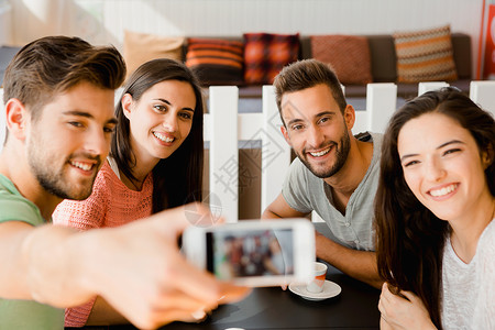咖啡店的自拍组友谊相片咖啡男人挂出享受技术会议女性电话背景图片