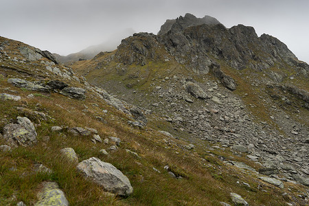 美丽的山地风景景观假期山脉下雨远足高清图片