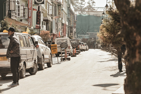 mg动效MG 路甘托克锡金印度 2018 年 12 月 26 日 豪华轿车停在 MG 路停车场混凝土停车场人行道附近交通结构零售信号旅游背景