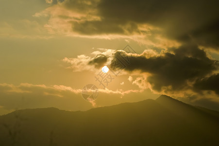 云与太阳的天空 暴风云和猩猩的天空 阳光反射云层 美丽的淡橙色天空和白色多云 阳光明媚 自然背景的颜色阴影背景图片