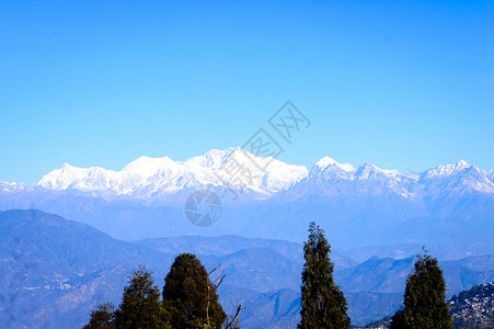 措嘉冰川喜马拉雅山的景色 干城章嘉山脉 清晨的日出落在山顶上 在晴朗的蓝天中 从“Dzongri”通过锡金背景