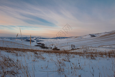 Altaai山区冬季公路爬坡蓝色下雪森林国家天气顶峰季节太阳木头场景高清图片素材