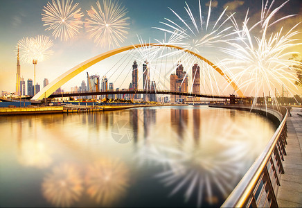 迪拜烟花容忍桥周围的烟花  异国新年目的地金子庆典建筑建筑学蓝色日落旅游天空旅行世界背景