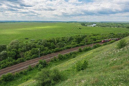沿俄罗斯典型的地貌 最顶级视野 在俄罗斯铁路上搭乘火车载着火车经过列车地平线场景旅行交通货车小路空气机车铁轨全景背景图片