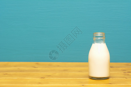 三分之一品脱玻璃瓶中新鲜奶油牛奶背景图片