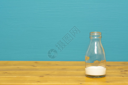 三分之一一品脱玻璃瓶 加上干洗的鲜奶背景图片