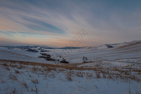 Altaai山区冬季公路马拉顶峰国家天空木头季节运输场景旅行蓝色曲线高清图片素材