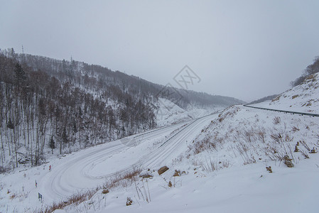 Altaai山区冬季公路季节爬坡国家冰镇运输状况曲线天气下雪场景冬天高清图片素材