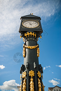在教堂前面的金钟塔 一座古老的金钟钟楼金子高清图片素材