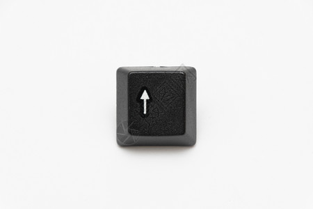 黑色向上箭头带有不同字母向上箭头的键盘的单个黑键背景