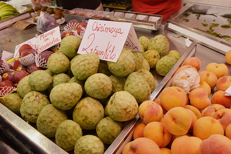 杂货市场柜台上大量新鲜的热带鲜果实水果桃子标签商品杂货店零售生产荔枝价格橘子产品背景图片