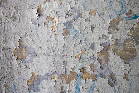 破旧的白色肮脏石膏墙与裂纹结构水平空垃圾背景 旧的灰色灰色砂浆墙与粗糙破旧的灰泥层隔离纹理 空白去皮凌乱表面背景图片