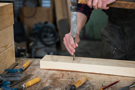 木匠用砍刀工作手工木材活动木匠铺木制品艺术家具木工材料工艺建造高清图片素材