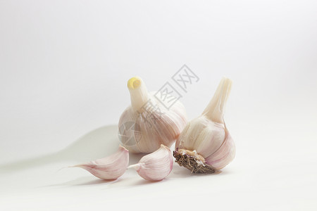 Garlic 以白色背景孤立的群体芳香蔬菜植物调味品团体辣度食物维生素灯泡营养背景图片