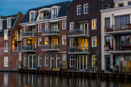 荷兰运河 荷兰城市建筑的美丽和豪华的梯田式住房 晚上在荷兰阿芬安登里雅恩背景图片
