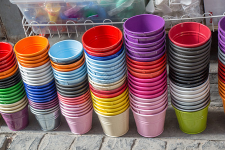 几桶不同颜色的小水桶镀锌家庭金属材料园艺背景图片