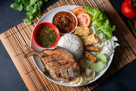 游浆豆腐鱼和大米午餐传统小贩马来语豆腐鲳鱼烹饪美食盘子文化背景