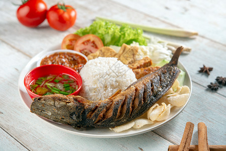 游浆豆腐带Sambal的炒鱼大米烹饪食物午餐小贩豆腐炒饭辣椒美食油炸马来语背景