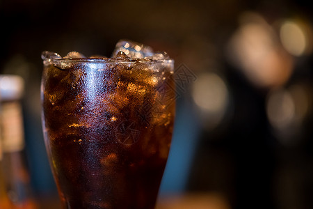 一杯加冰的可口可乐茶点冰镇立方体杯子黑色液体苏打玻璃可乐棕色背景图片