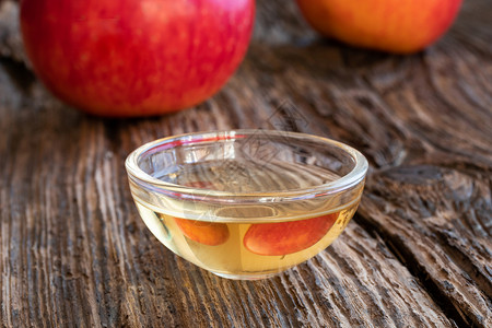 苹果苹果醋醋 后背有新鲜苹果背景图片