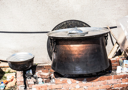 用于烹饪的旧金属大锅炉食物用具厨房古董黑色背景图片