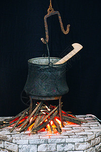 用于烹饪的旧金属大锅炉古董黑色食物用具厨房背景图片