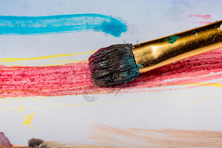 两只油彩画画笔用水彩画笔在白纸上画笔画手工纹理调色板爱好草图工匠外套艺术家染色刷子背景