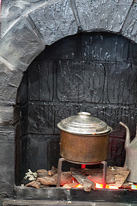 用于烹饪的旧金属大锅炉古董食物厨房用具黑色背景图片