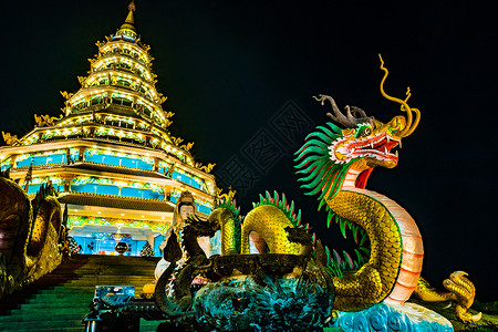 解放军深夜美丽的龙雕塑 有黑暗的天空背景 泰国北部清莱清莱雕像艺术地标金子教会文化功夫寺庙旅行庆典背景