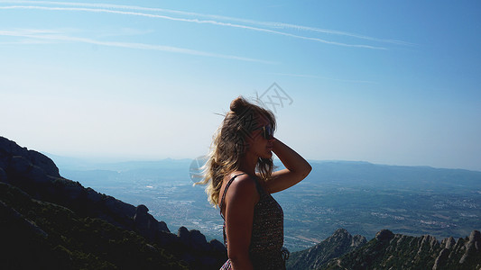 巴塞罗那风景年轻女性享受蒙特塞拉特山的盛大观赏女青年游客女士数字活力女孩地标生活悬崖生态休息背景