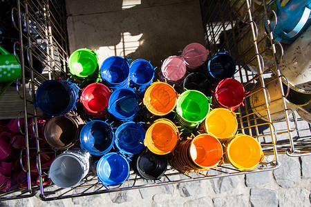 几桶不同颜色的小水桶园艺家庭材料镀锌金属背景图片