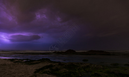 地中海海滨的暴风雨团块天气闪电反射海岸风暴戏剧性雷雨背景图片