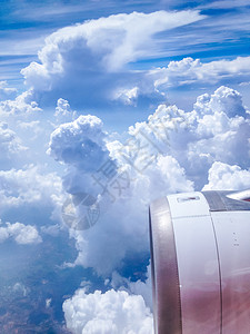 蓝色翅膀从飞机窗口中查看旅游速度运输空气窗户天线翅膀蓝色太阳交通背景